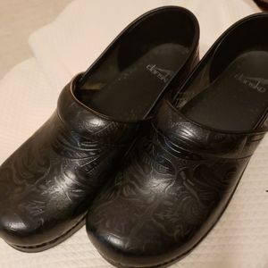 Like new! Dansko tooled leather clogs 41